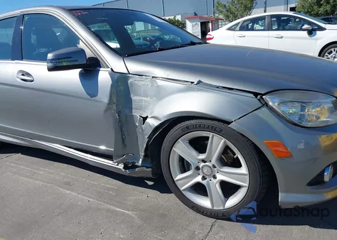 2010 Mercedes-Benz C 300 Luxury/Sport z USA, uszkodzony, nr VIN WDDGF5EB8AR117767